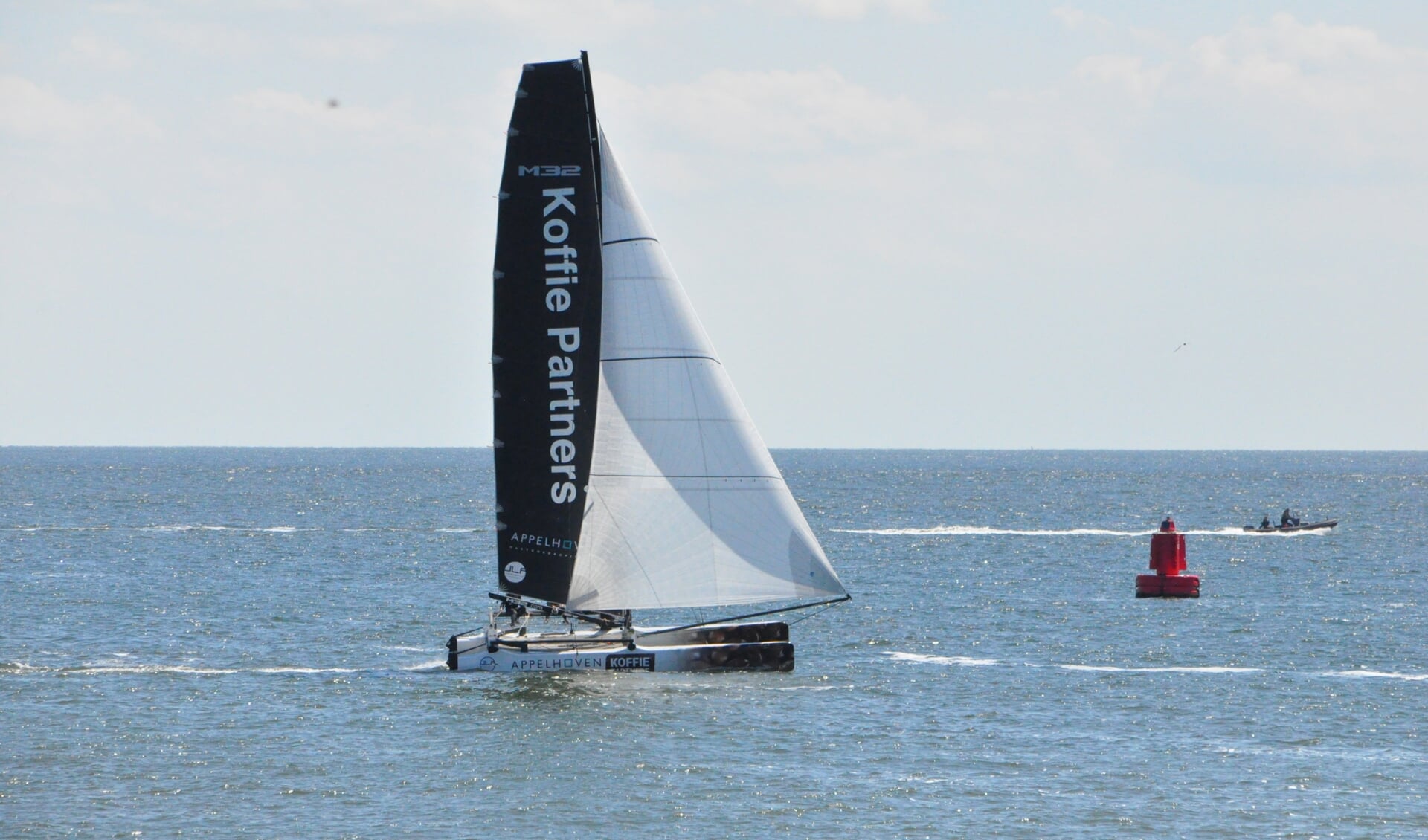 De doorkomst van de eerste catamaran ter hoogte van Oudeschild. 