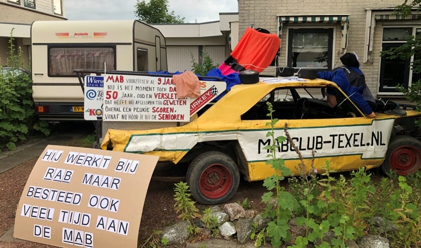 De voormalige crossauto van Wum in de voortuin van Menno Koorn.