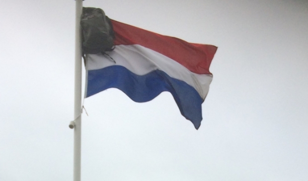 <p>De vlag uit voor de geslaagde leerlingen van de OSG.</p>