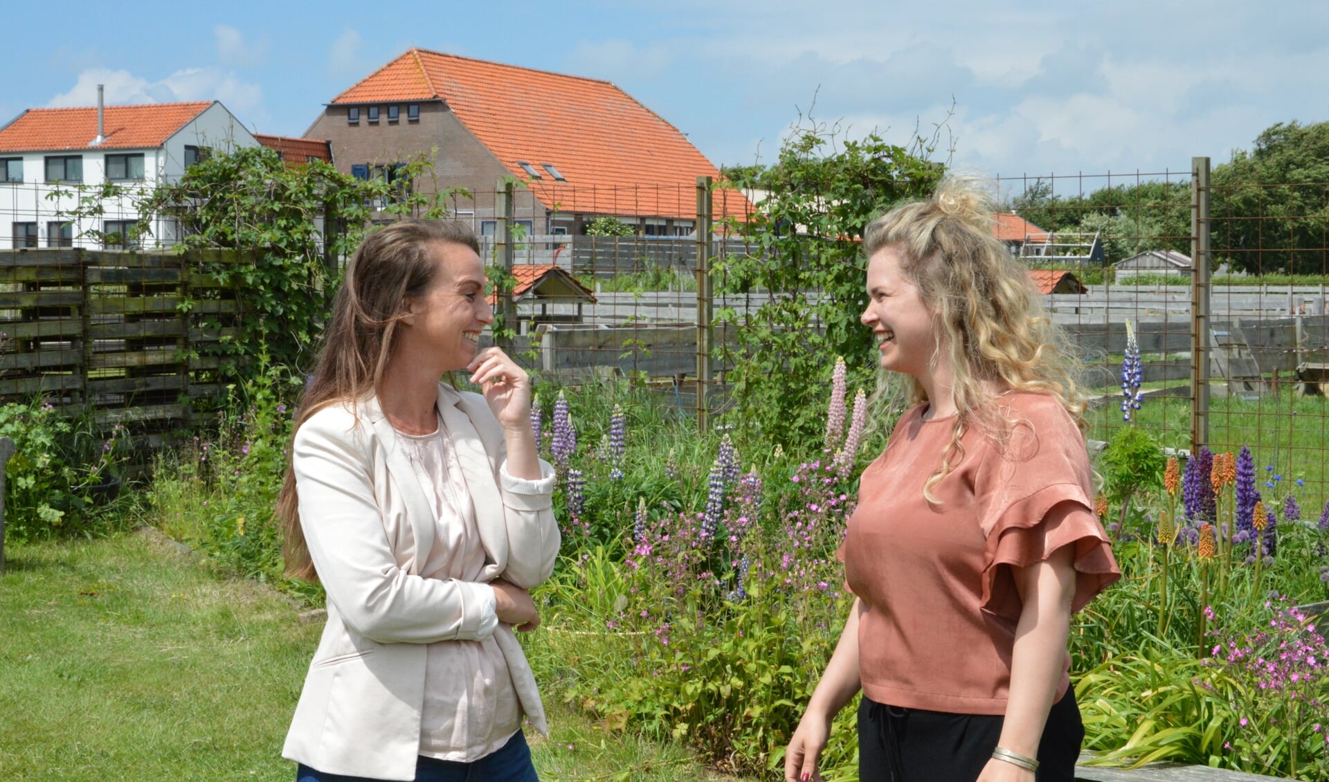 Valerie Jongeneel en Jeanine de Hoo-Schikker in de kruidentuin van Landgoed De Bonte Belevenis. 