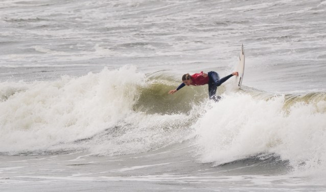 Mirna Boelsma in actie op het NK Golfsurf bij paal 19.