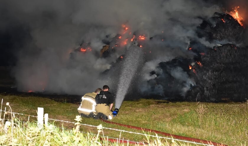 Het blussen van de brand nabij Den Hoorn.