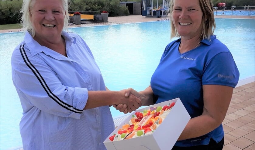 Badjuf Tryntsje Postma (rechts) feliciteert de 20.000ste bezoeker Marjan de Groot.