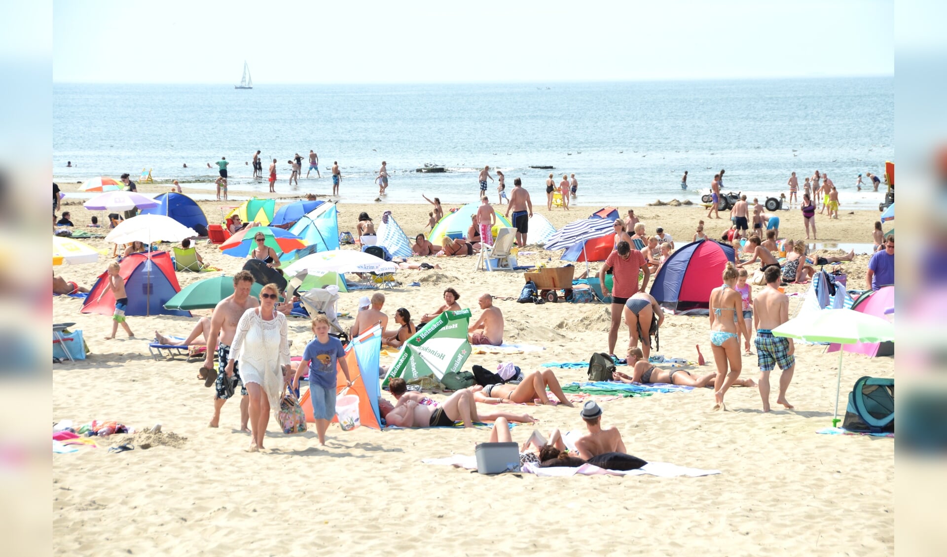 Volop drukte op het Texelse strand.