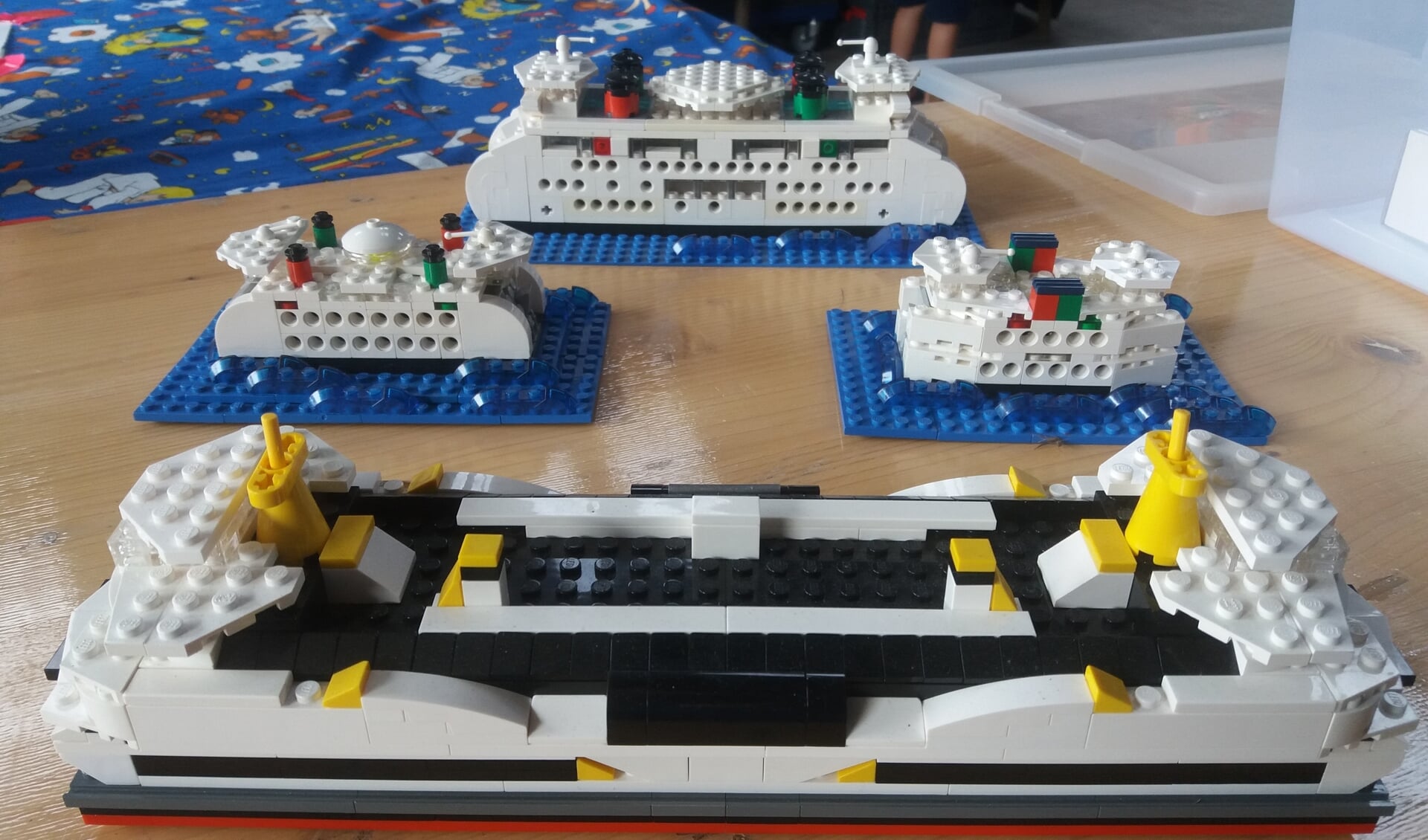 Vier boten van TESO in LEGO.