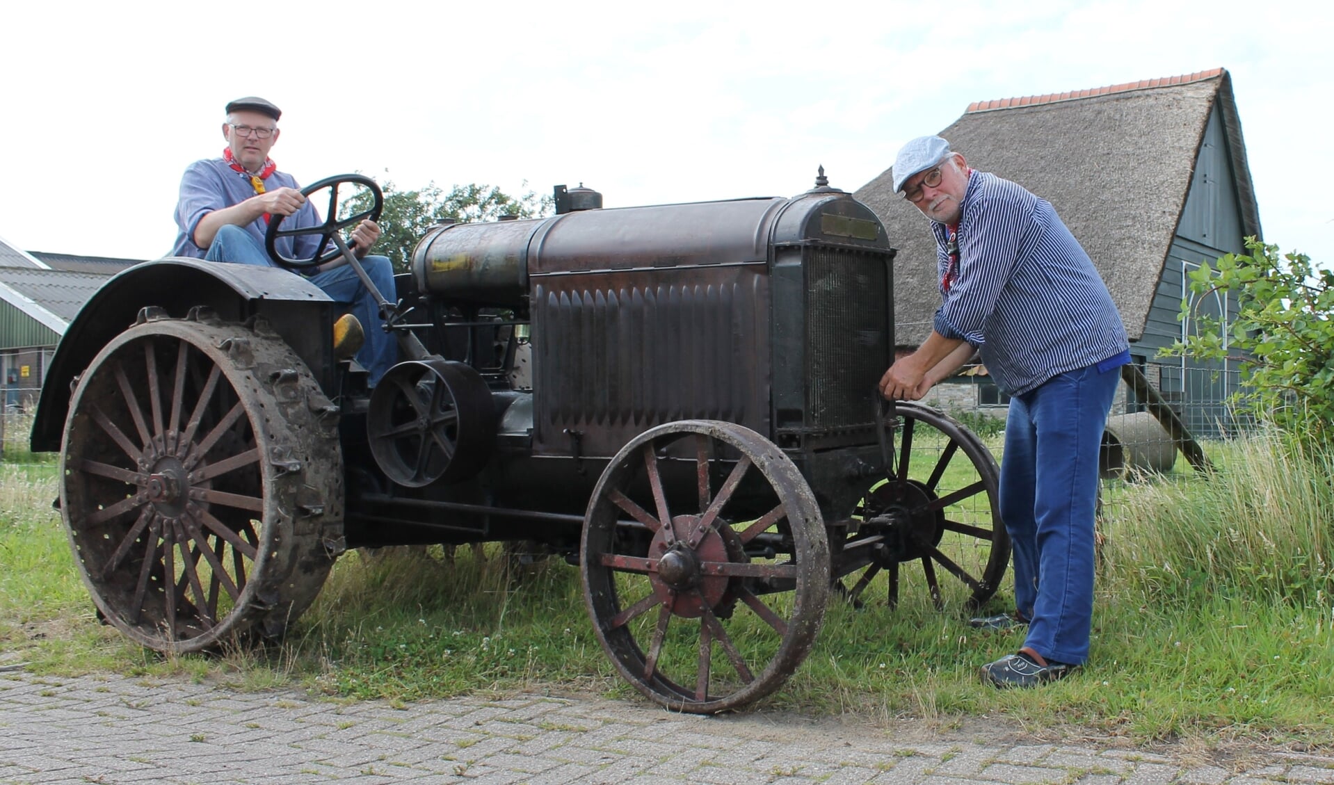 Anton Bakker en Koos Haarsma van Landbouw Historie Texel met een McCormick Deering uit 1930.