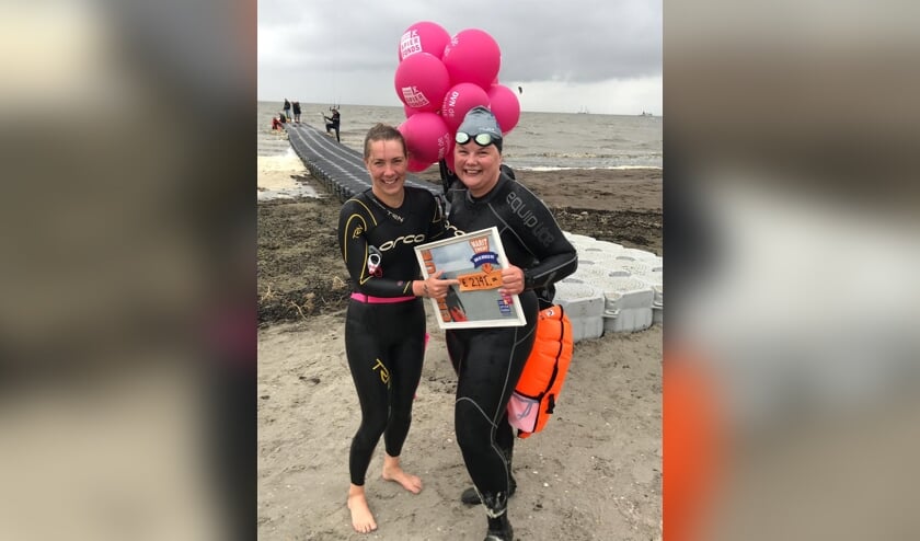 Marit Verkaart (rechts) met Lies Lemstra na het voltooien van de Caspar de Robles Tocht.