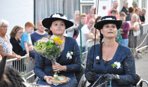 Petruska Timmer met links dochter Dorinda werd winnaar van het Texels kampioenschap ringsteken.
