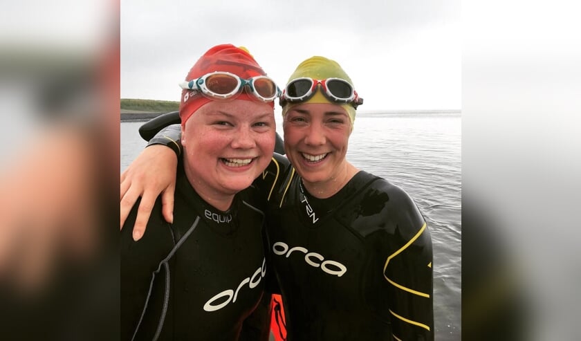 Marit Verkaart (links) met zwemmaatje Lies Lemstra.