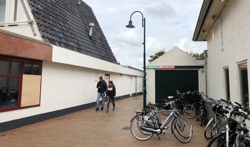De steeg van de Dorpsstraat naar de Nikadel met rechts het oude brandweerhuisje.