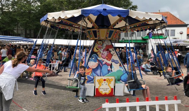 Draaimolen op de zomermarkt in Den Burg.