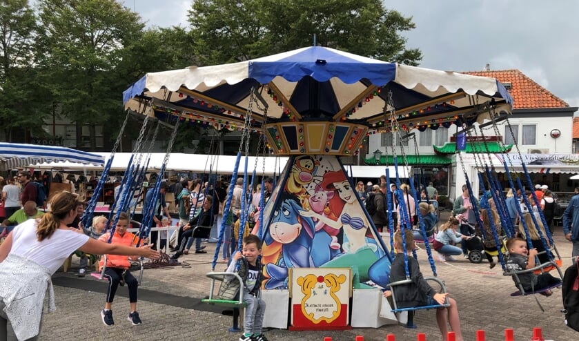 Draaimolen op de zomermarkt in Den Burg.
