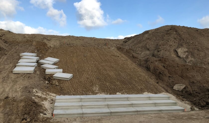 De nieuwe trap tegen de dijk bij De Cocksdorp in wording.