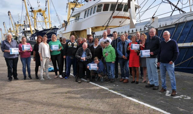 De uitreiking van de giften op de haven.