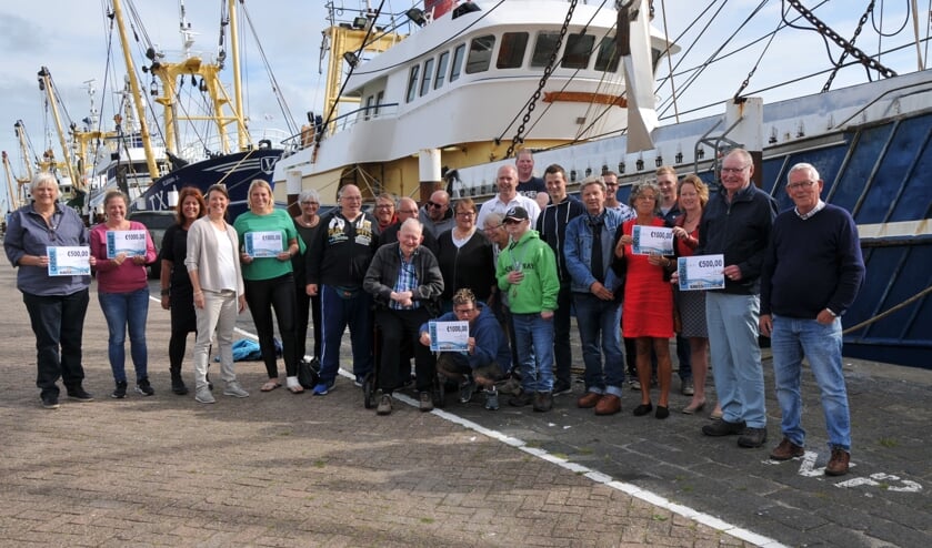 De uitreiking van de giften op de haven.