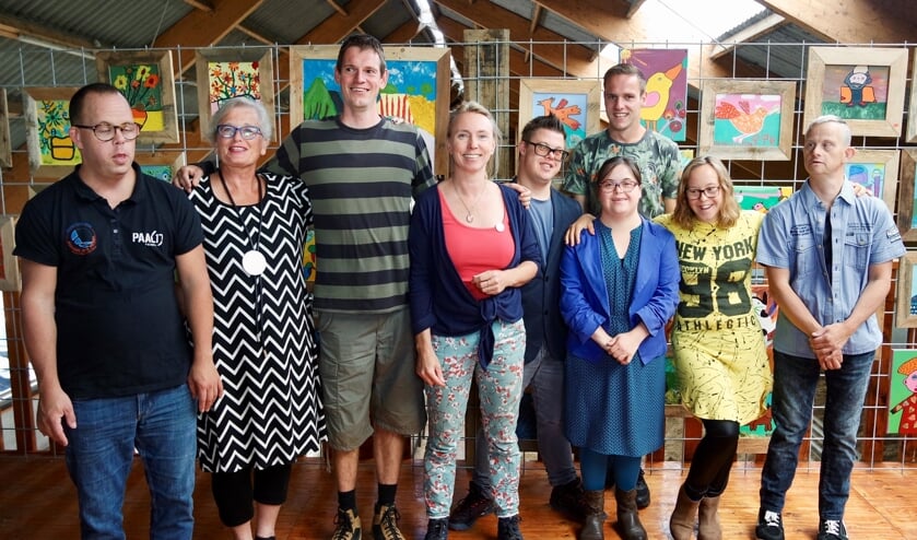 De deelnemers aan de expositie van BinnensteBuiten met in het midden Anne Klaarwater.