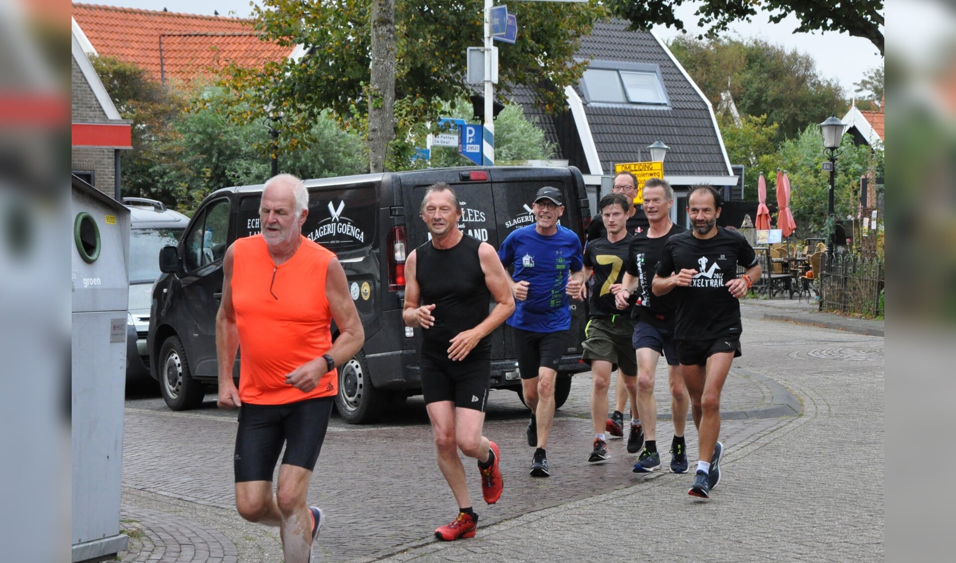 Deelnemers aan het oefenrondje voorafgaand aan de Texel Halve Marathon.