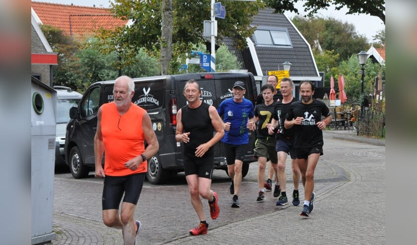 Deelnemers aan het oefenrondje voorafgaand aan de Texel Halve Marathon.