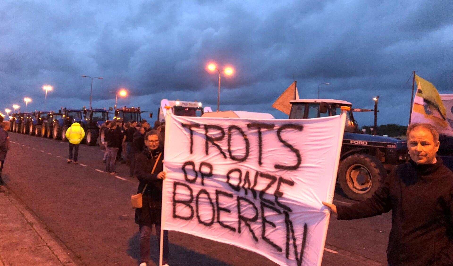 Steun voor de boeren, die zich met trekkers verzamelen op het opstelterrein van TESO