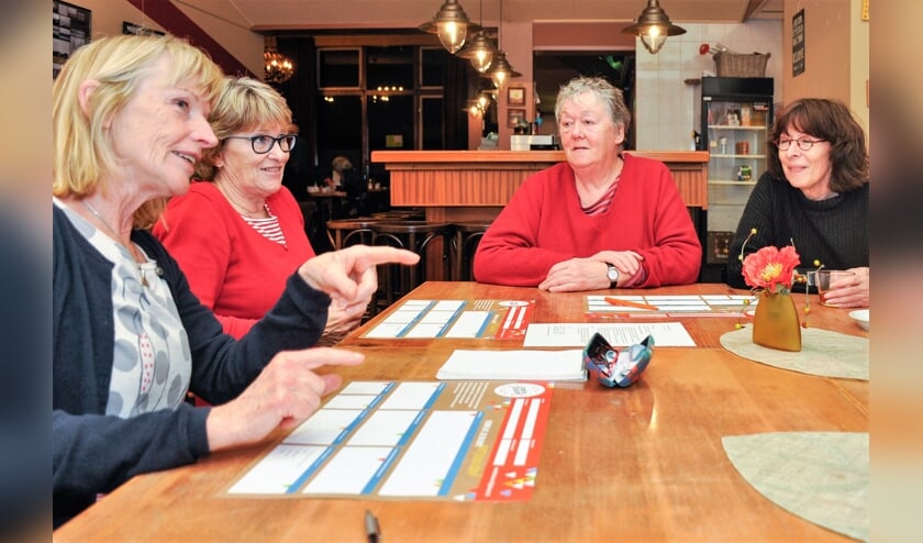 Aan tafel om ideeën te bedenken voor De Waal.