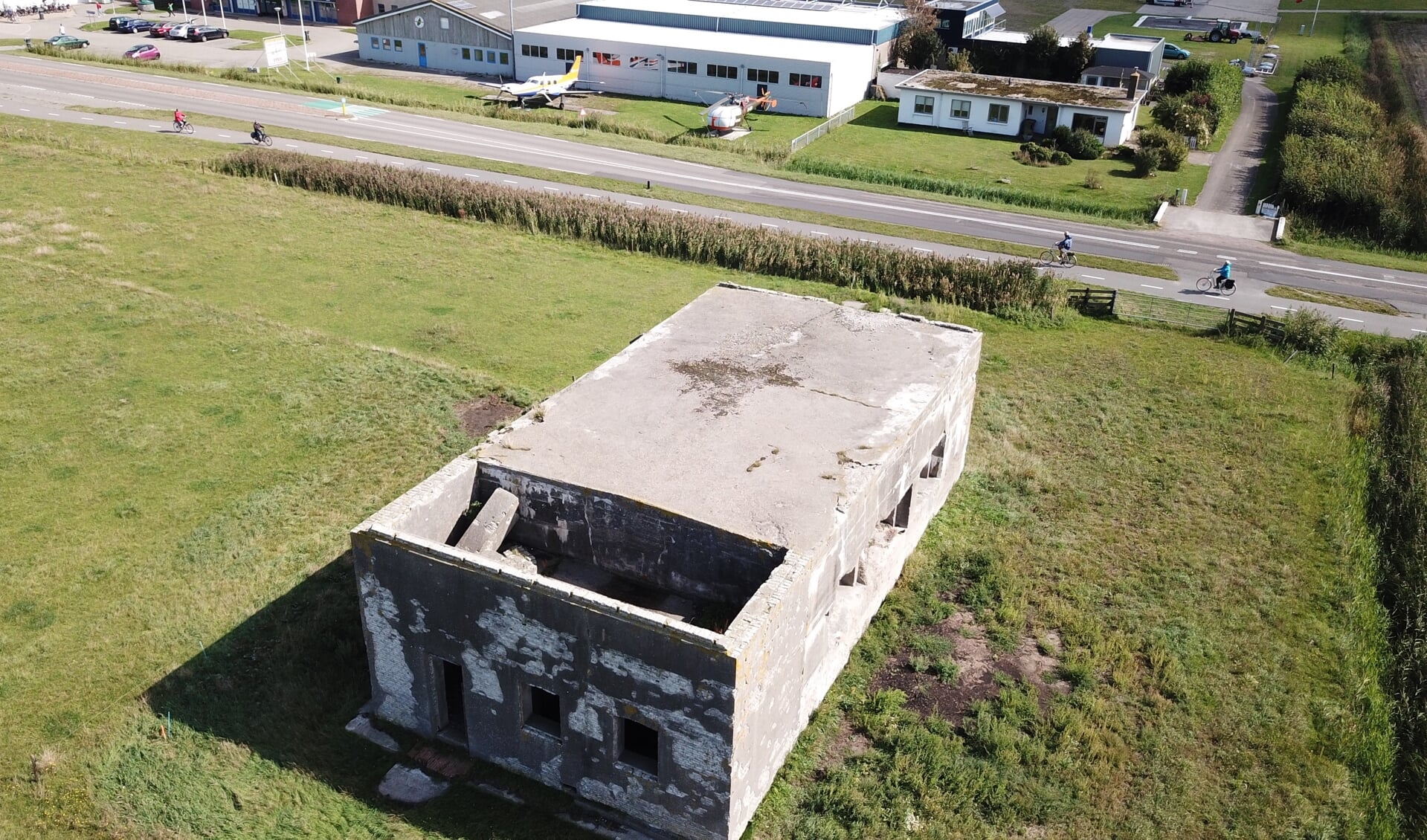 De bunker tegenover het vliegveld. De foto is gemaakt, voordat de bunker in de steigers kwam te staan.