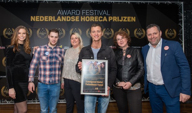 De prijsuitreiking in Aalsmeer. Van links naar rechts: Nicky Opheij (Miss Nederland), Mike Geus (kok), Iris Bosma (gastvrouw/receptioniste), Jan Versteegh (presentator), Linda Vossen (gastvrouw) en Ansgar van der Spek.