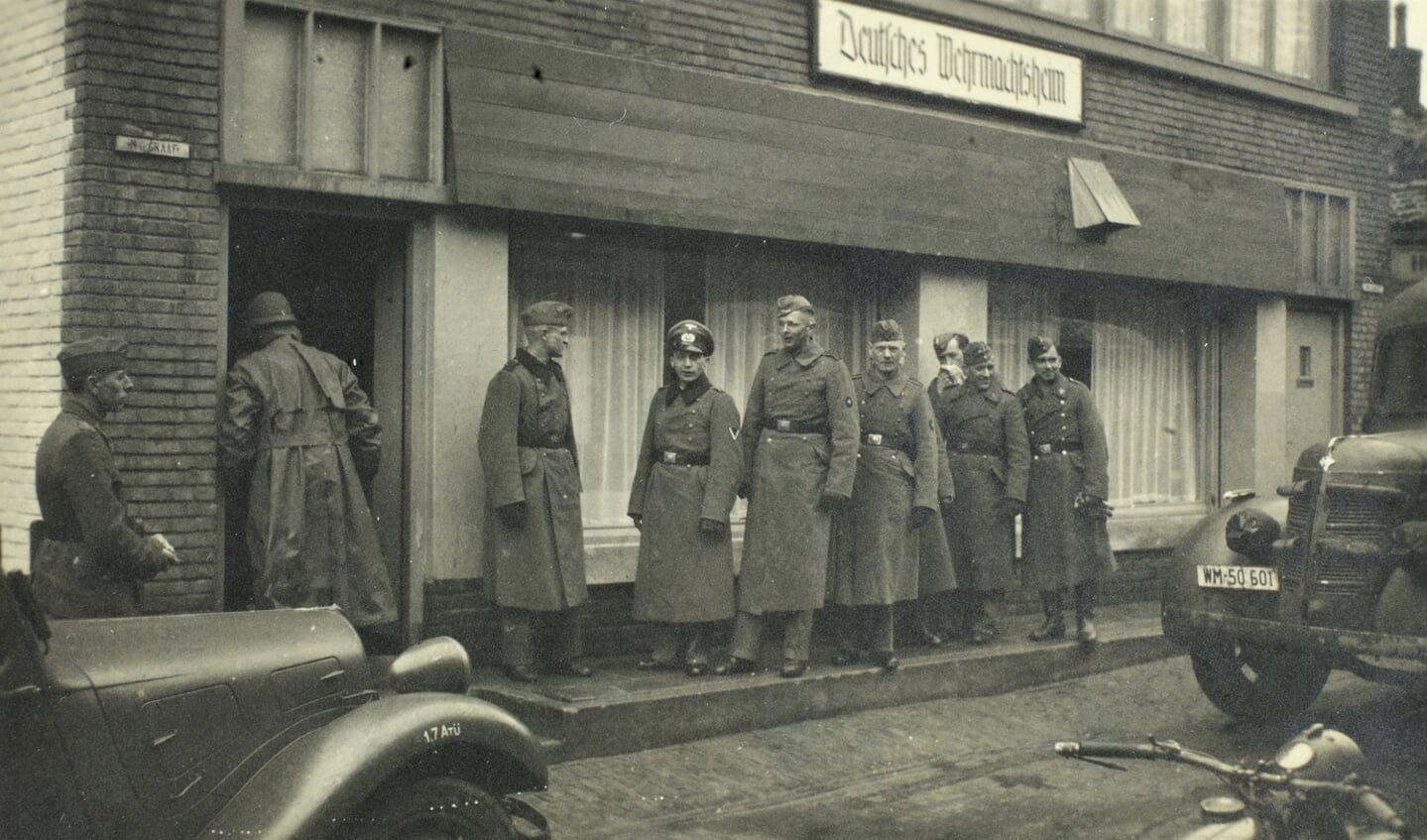 Duitse soldaten in het pand waar nu de apotheek zit.