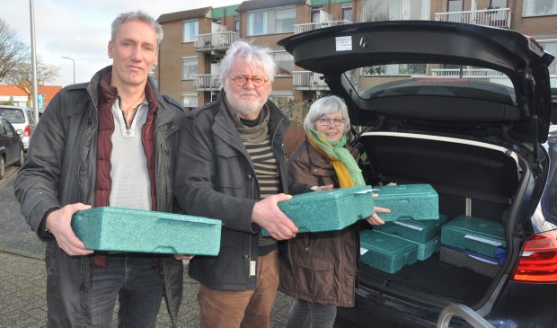 Wally van Beek (PR-commissie Texelse landbouw), Henk Snijders en Marijcke Snijders laden de maaltijden met de Texelse producten in de auto om rond te brengen voor Tafeltje Dekje.