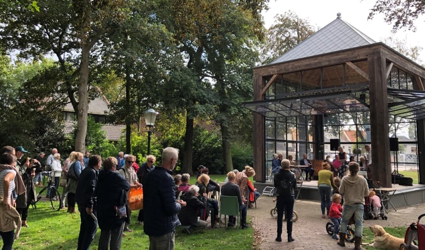 Lauri Brons en Dick Groot speelden vorig jaar al Joni Mitchell in het Glazen Paleis in Den Burg.