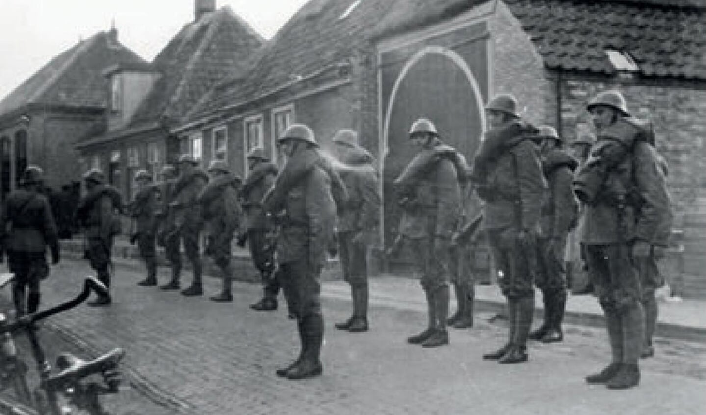 Nederlandse Geniesoldaten tijdens de mobilisatie in Den Hoorn.