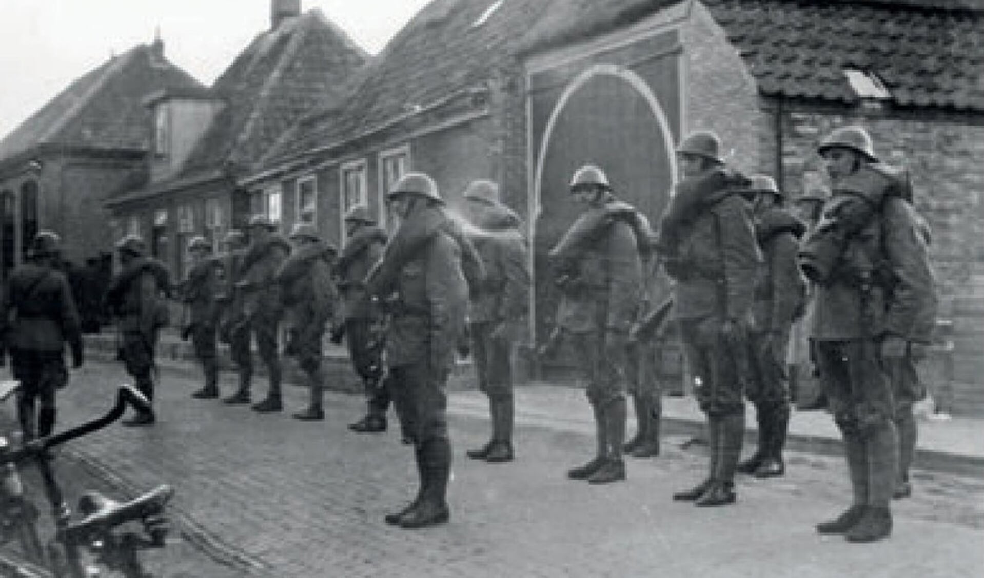 Nederlandse Geniesoldaten tijdens de mobilisatie in Den Hoorn. 