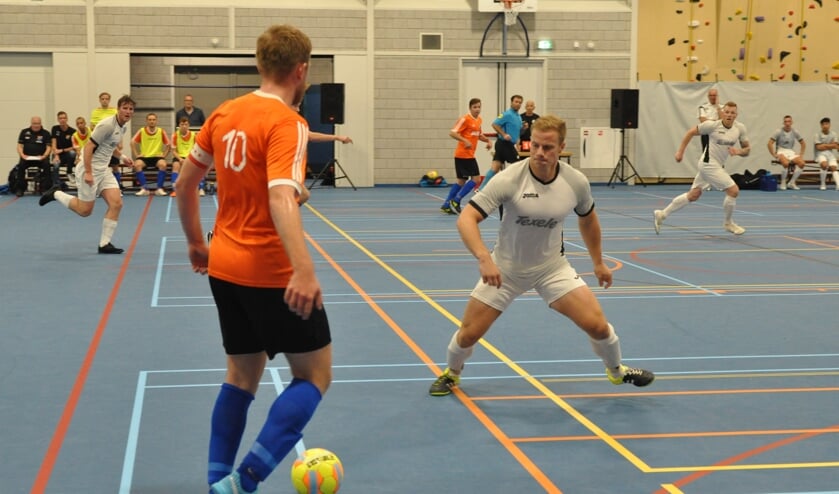 De zaalvoetballers in actie in de nieuwe sporthal.