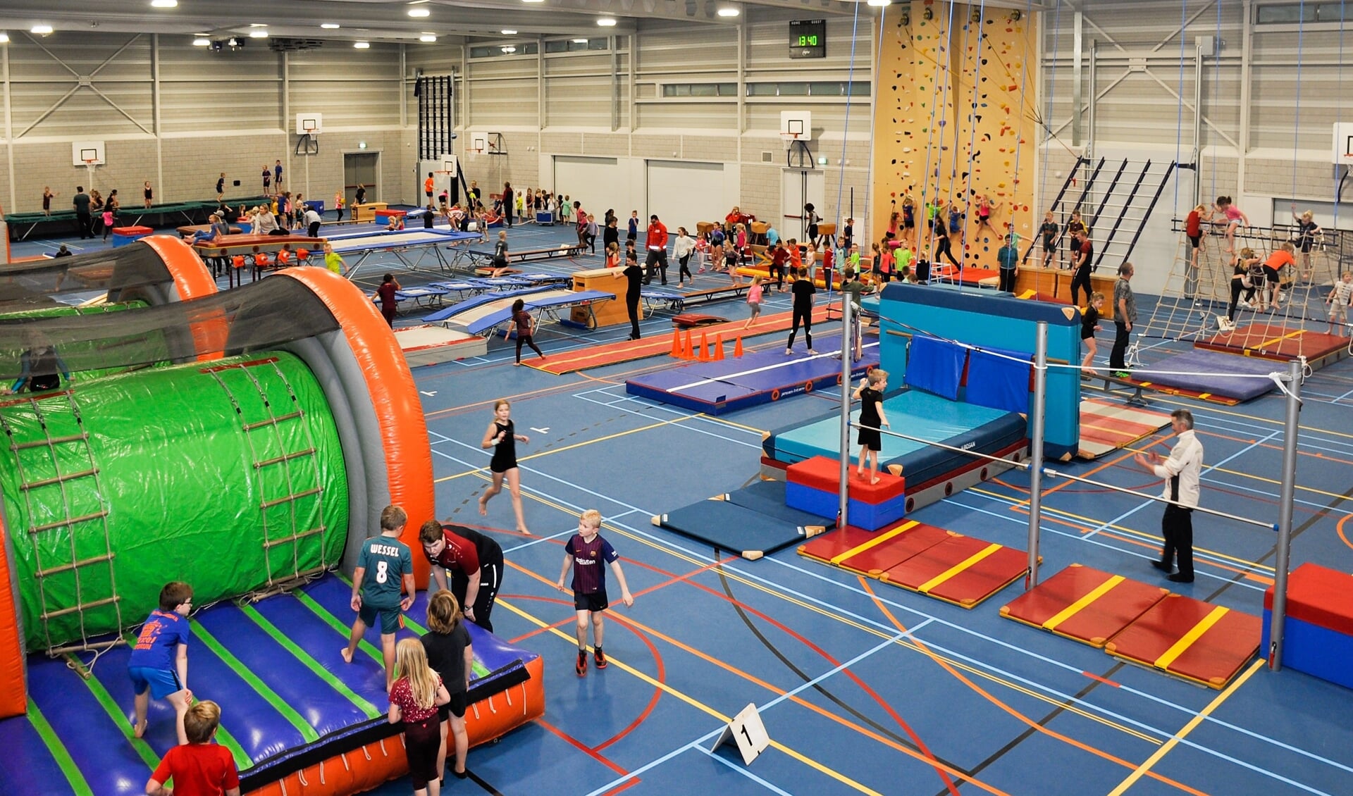 De toestellen in de nieuwe sporthal in Den Burg.