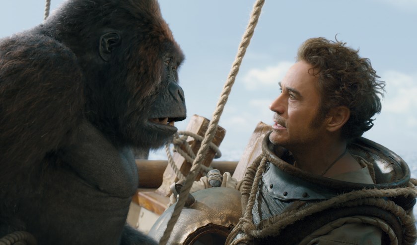 Gorilla Chee-Chee (Rami Malek) en Dr. John Dolittle (Robert Downey Jr.) in Dolittle.