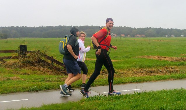 Een aantal mensen liep in 2019 alsnog op eigen initiatief in de stromende regen het parcours van de afgelaste Texel Halve Marathon.