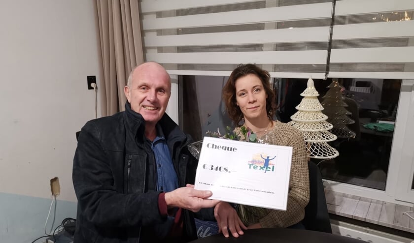 Nico Erwicht overhandigt de cheque aan Michelle van Brussel.