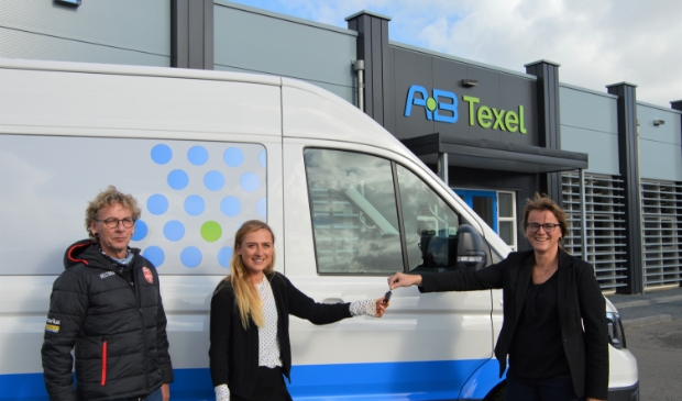 <p>Nelleke van Heerwaarden van AB Texel overhandigde veldrijdster Denise Betsema eerder deze week de sleutels van de nieuwe bus. Links vader en materiaalman John. </p>