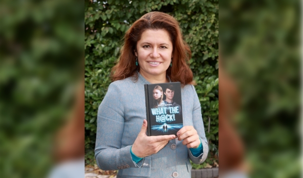Maria Genova met haar boek 'What the H@ck!'
