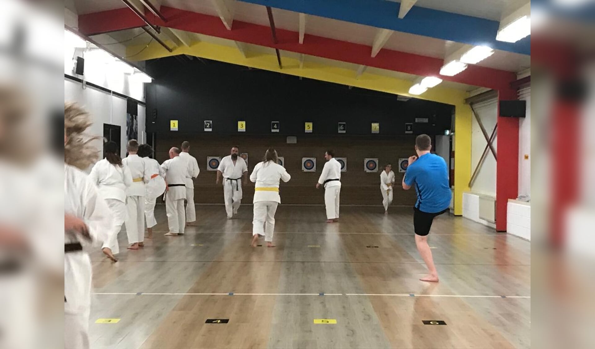 Karatekas richten hun schoppen naar de schietschijven van de Eilandschutters