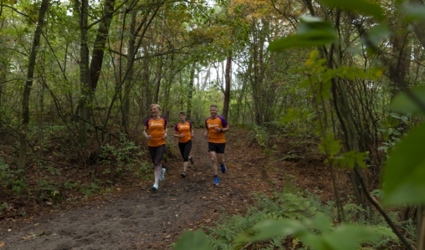 <p>Riny Roeper, Klaas-Pieter Zuidewind en Clementine de Wit tijdens een training in De Dennen.</p>