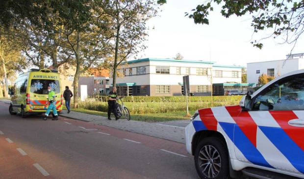 <p>Een politieagent met de fiets van het slachtoffer. </p>