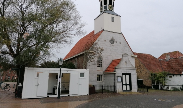 <p>Het toilet dat vorig jaar op het dorpsplein in De Koog stond.</p>