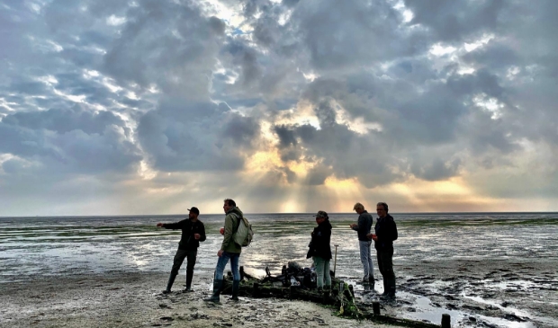 De ploeg van Vroege Vogels op pad met Jerome van Abbevé van Natuurmonumenten.
