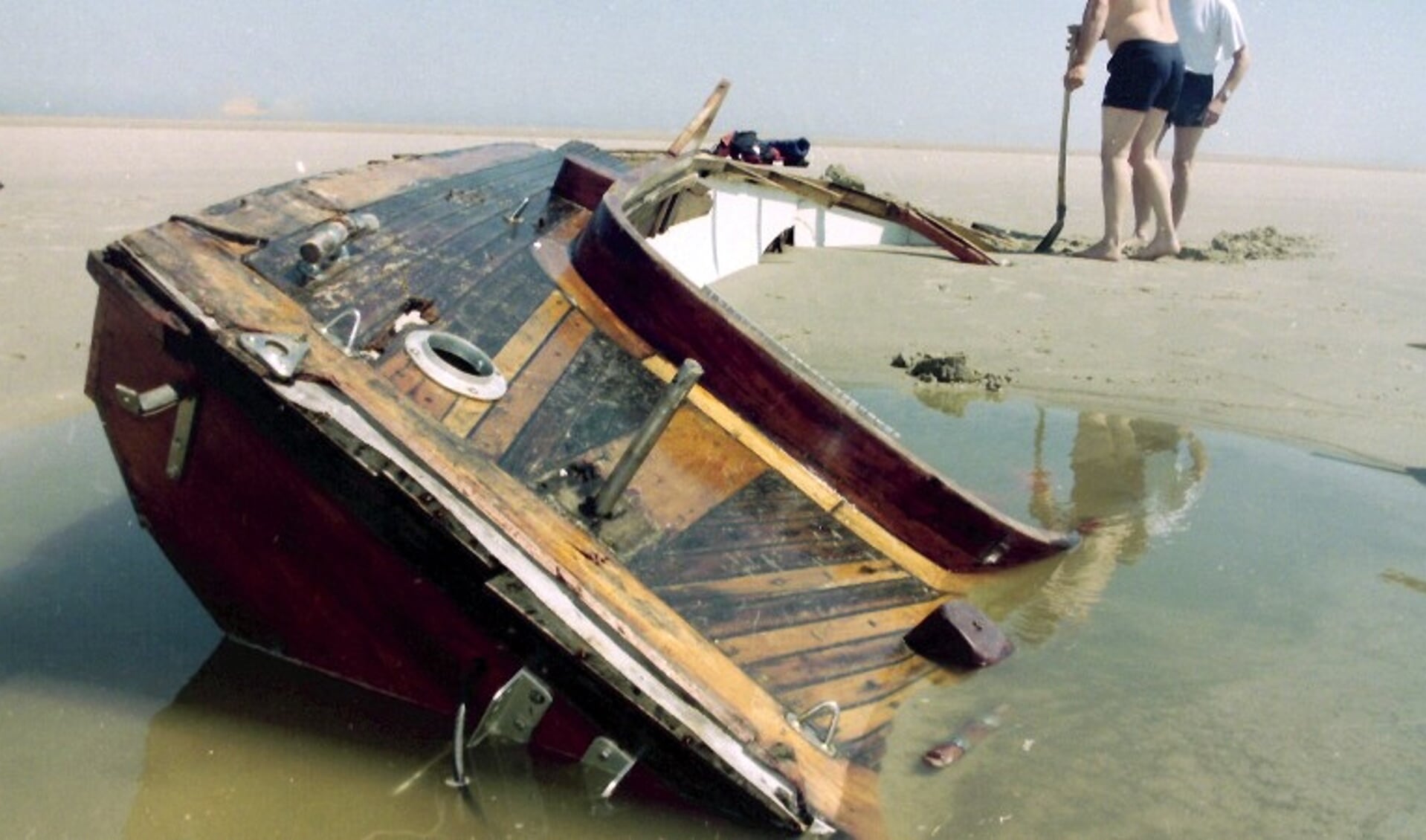 Het wrak van de zeilboot die in juni 1995 aanspoelde op de Razende Bol.  