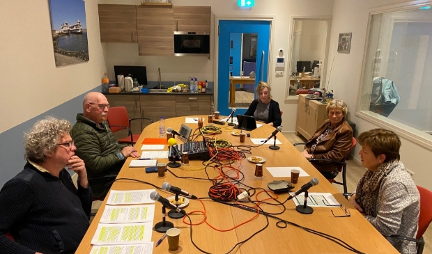 <p>Het debat bij Radio Texel onder leiding van presentator Aad van Gils.</p>