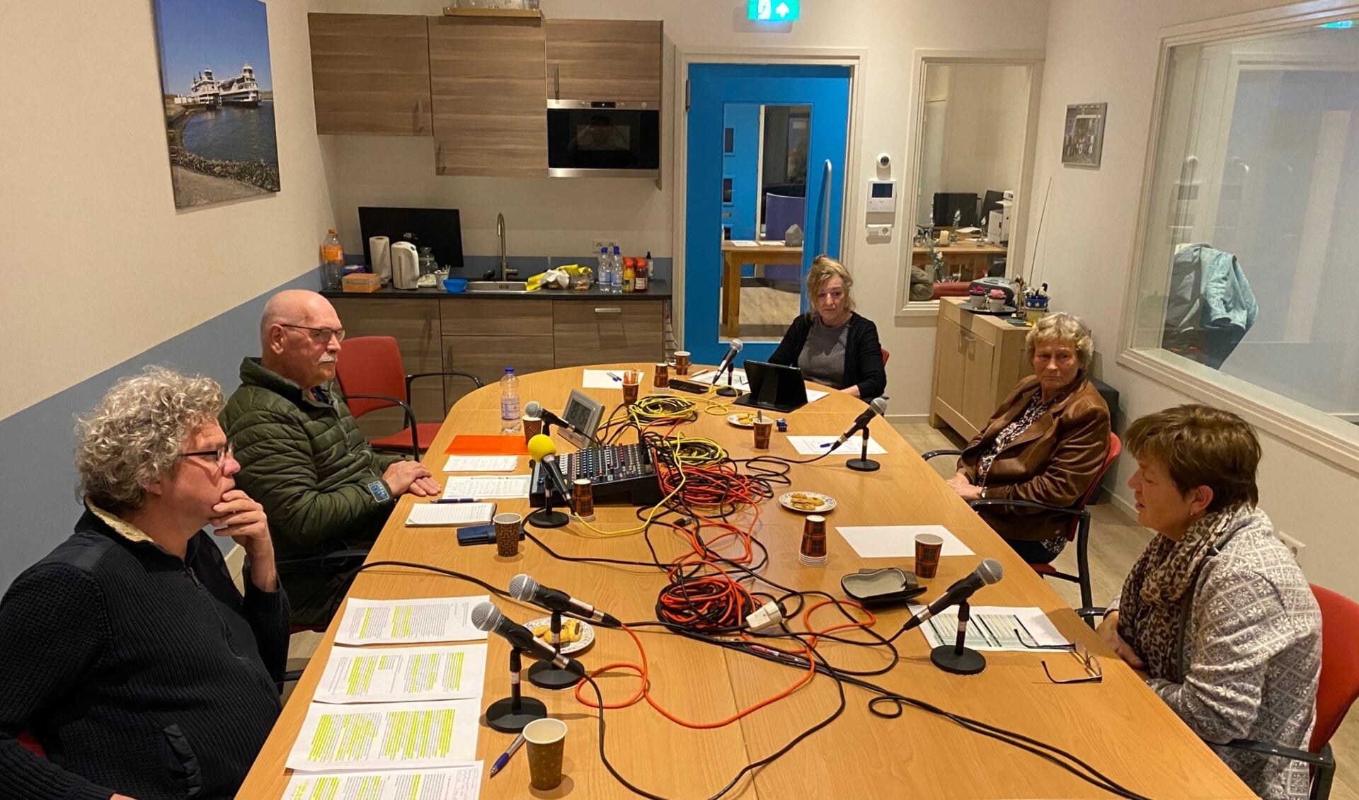 Het debat bij Radio Texel onder leiding van presentator Aad van Gils.