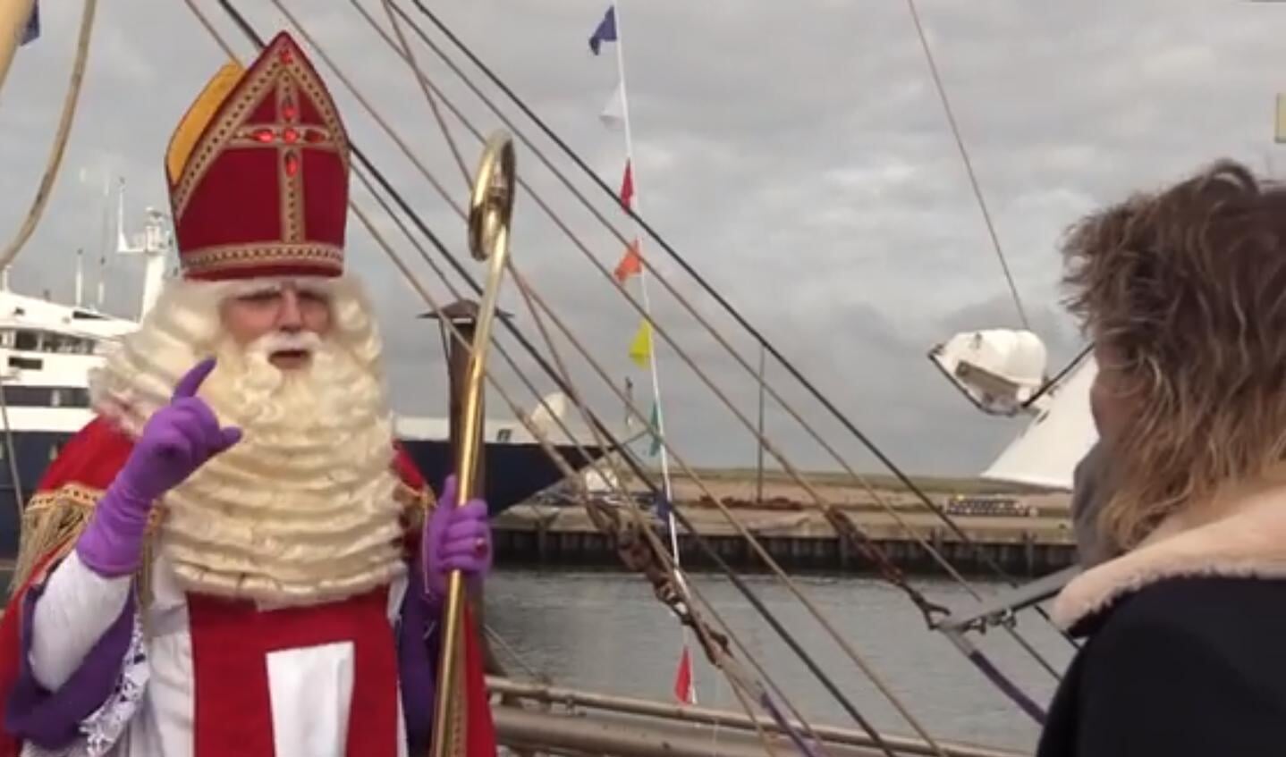 Sinterklaas in 2020 op de haven van Oudeschild.