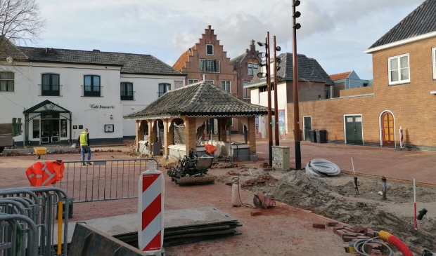 <p>De Waag met op de achtergrond De Karseboom.</p>