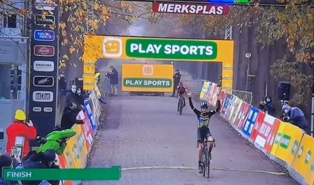 Als Brand de finish passeert is in de achtergrond te zien hoe dicht Betsema haar is genaderd.