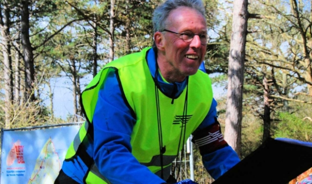 <p>Dick van der Weide, sportman, bestuurder, organisator en wedstrijdleider, op karakteristieke wijze meefietsend met de hardlopers. </p>